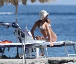 Helena Christensen et son fils Mingus, avec des proches, à Ischia en Italie le 13 juillet 2011 : farniente en bikini 