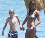 Helena Christensen et son fils Mingus, avec des proches, à Ischia en Italie le 13 juillet 2011 : une maman-poule sublime<br />