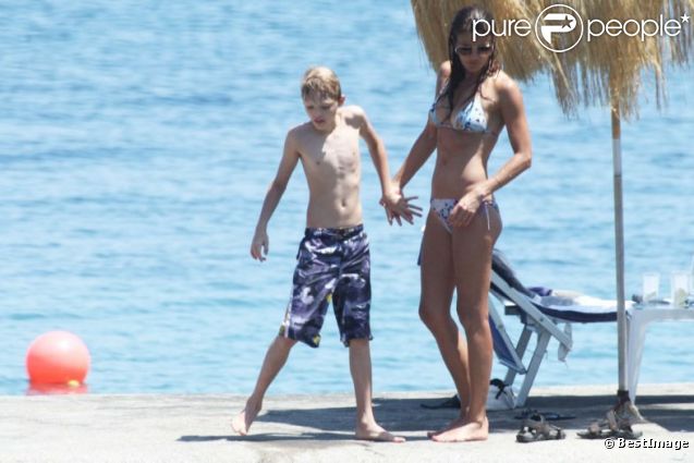 Helena Christensen et son fils Mingus, avec des proches, à Ischia en Italie le 13 juillet 2011 : une maman-poule sublime 