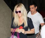 Jenny McCarthy de nouveau avec son chéri Paul Krepelka, à l'aéroport de Los Angeles le 10 juillet 2011