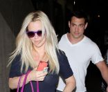 Jenny McCarthy de nouveau avec son chéri Paul Krepelka, à l'aéroport de Los Angeles le 10 juillet 2011