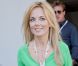 Geri Halliwell dévoile ses robes de soirée et joue au mannequin