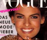 Voici en images les premières couv' du top canadien Linda Evangelista. Ici pour le  Vogue Deutsch  de décembre 1988. 