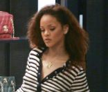  Rihanna fait du shopping la nuit chez Barney's New York à Beverly Hills le 28 juillet 2011 
