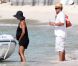 Vanessa Minnillo et son époux Nick Lachey en lune de miel à Saint-Barthélémy, en juillet 2011. Ils profitent de la plage et du soleil radieux en toute tranquillité.