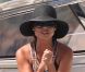 Les jeunes époux, Vanessa Minnillo et Nick Lachey, en lune de miel à Saint-Barthélémy, en juillet 2011. Son alliance au doigt, la jeune mariée resplendit !