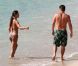 Vanessa Minnillo et Nick Lachey en lune de miel à Saint-Barthélémy, en juillet 2011. Les deux jeunes époux profitent de la plage et du soleil radieux en toute tranquillité.