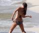 Vanessa Minnillo et son époux Nick Lachey en lune de miel à Saint-Barthélémy, en juillet 2011. Ils profitent de la plage et du soleil radieux en toute tranquillité.