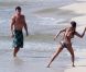 Vanessa Minnillo et son époux Nick Lachey en lune de miel à Saint-Barthélémy, en juillet 2011. Ils profitent de la plage et du soleil radieux en toute tranquillité.