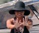 Vanessa Minnillo et son époux Nick Lachey en lune de miel à Saint-Barthélémy, en juillet 2011. La jeune femme en profite pour dévoiler sa bague !