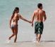 Vanessa Minnillo et son époux Nick Lachey en lune de miel à Saint-Barthélémy, en juillet 2011. Ils profitent de la plage et du soleil radieux en toute tranquillité.