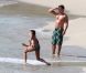 Vanessa Minnillo et son époux Nick Lachey en lune de miel à Saint-Barthélémy, en juillet 2011. Ils profitent de la plage et du soleil radieux en toute tranquillité.