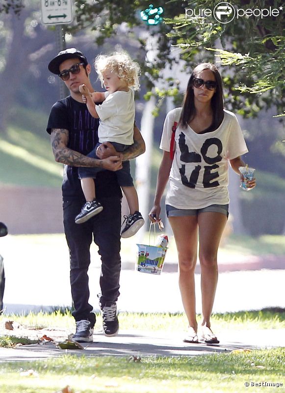 Pete Wentz passe la journée avec son fils Bronx et une charmante inconnue au parc le 24 juillet 2011 à Beverly Hills