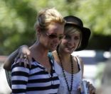 Ashlee Simpson s'éclate avec une amie sur le chemin de l'école de son fils Bronx à Sherman Oaks le 19 juillet 2011