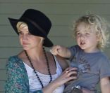 Ashlee Simpson porte son petit Bronx après être venue le chercher à l'école en compagnie d'une amie à Sherman Oaks le 19 juillet 2011
