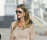 Nicky Hilton se promène sur une plage de Malibu, samedi 30 juillet 2011.