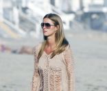 Nicky Hilton se promène sur une plage de Malibu, samedi 30 juillet 2011.