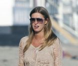 Nicky Hilton se promène sur une plage de Malibu, samedi 30 juillet 2011.
