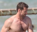 Hugh Jackman dévoile une musculature de rêve sur la plage de Saint-Tropez, où il passe ses vacances avec femme et enfants, le 31 juillet 2011.