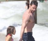 Hugh Jackman profite de la plage de Saint-Tropez sa fille Ava, le 31 juillet 2011.