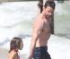 Hugh Jackman profite de la plage de Saint-Tropez sa fille Ava, le 31 juillet 2011.