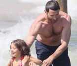 Hugh Jackman et sa fille Ava profitent de la plage de Saint-Tropez, le 31 juillet 2011.