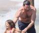 Hugh Jackman et sa fille Ava profitent de la plage de Saint-Tropez, le 31 juillet 2011.