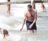 Hugh Jackman profite de la plage de Saint-Tropez avec femme et enfants, le 31 juillet 2011.