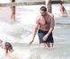 Hugh Jackman profite de la plage de Saint-Tropez avec femme et enfants, le 31 juillet 2011.