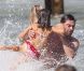Hugh Jackman et ses enfants profitent de la plage et du soleil de Saint-Tropez, le 31 juillet 2011.