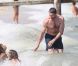 Hugh Jackman et ses enfants profitent de la plage et du soleil de Saint-Tropez, le 31 juillet 2011.