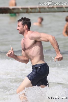 Hugh Jackman et ses enfants profitent de la plage et du soleil de Saint-Tropez, le 31 juillet 2011.