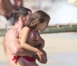 Hugh Jackman et Ava sous le soleil de Saint-Tropez, le 31 juillet 2011.  