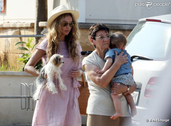 Paulina Rubio arrive sur l'île de Majorque avec son mari Nicolas Vallejo-Nagera et leur fils Nicolas, le 31 juillet 2011 