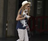 Paulina Rubio arrive sur l'île de Majorque avec son mari Nicolas Vallejo-Nagera et leur fils Nicolas, le 31 juillet 2011 
