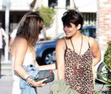 Vanessa Hudgens se promène en compagnie de quelques amies à Los Angeles, lundi 1er août 2011.
