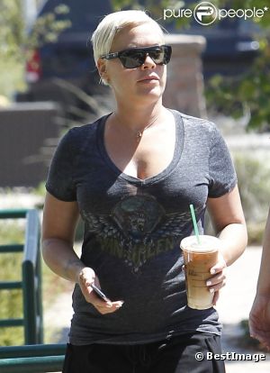 PInk se balade sans sa fille ni son mari Carey Hart à Malibu le 1e août 2011