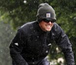 Josh Duhamel à vélo, sous la neige !<br />