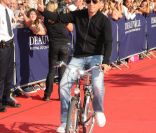 Gad Elmaleh à vélo, toujours sur tapis rouge...<br />