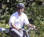 Barack Obama à vélo, prudent et équipé, mais détendu. 