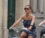Jessica Alba à vélo, version Vélib' 