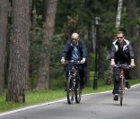 Le Premier ministre russe Vladimir Putin et le president russe Dmitry Medvedev à vélo, incognito 