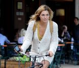 Ashley Hart à vélo, toujours avec son smartphone 