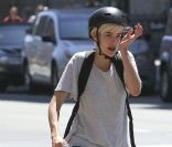 Agyness Deyn à vélo, très new yorkaise dans le look et le choix de monture 