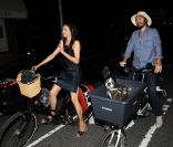 Famke Janssen à vélo, son mari et son chien, le bonheur