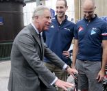 Le Prince Charles à vélo, tout petit, décalé, so british ! 