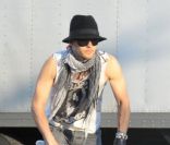 Jared Leto à vélo, chapeau et foulard... 