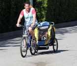 Adam Sandler à vélo, papa poule devant l'éternel 