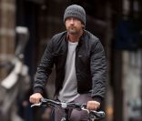 Gerard Butler à vélo, un bonnet pour seule protection 