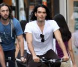 Russell Brand à vélo, bien cramponné 